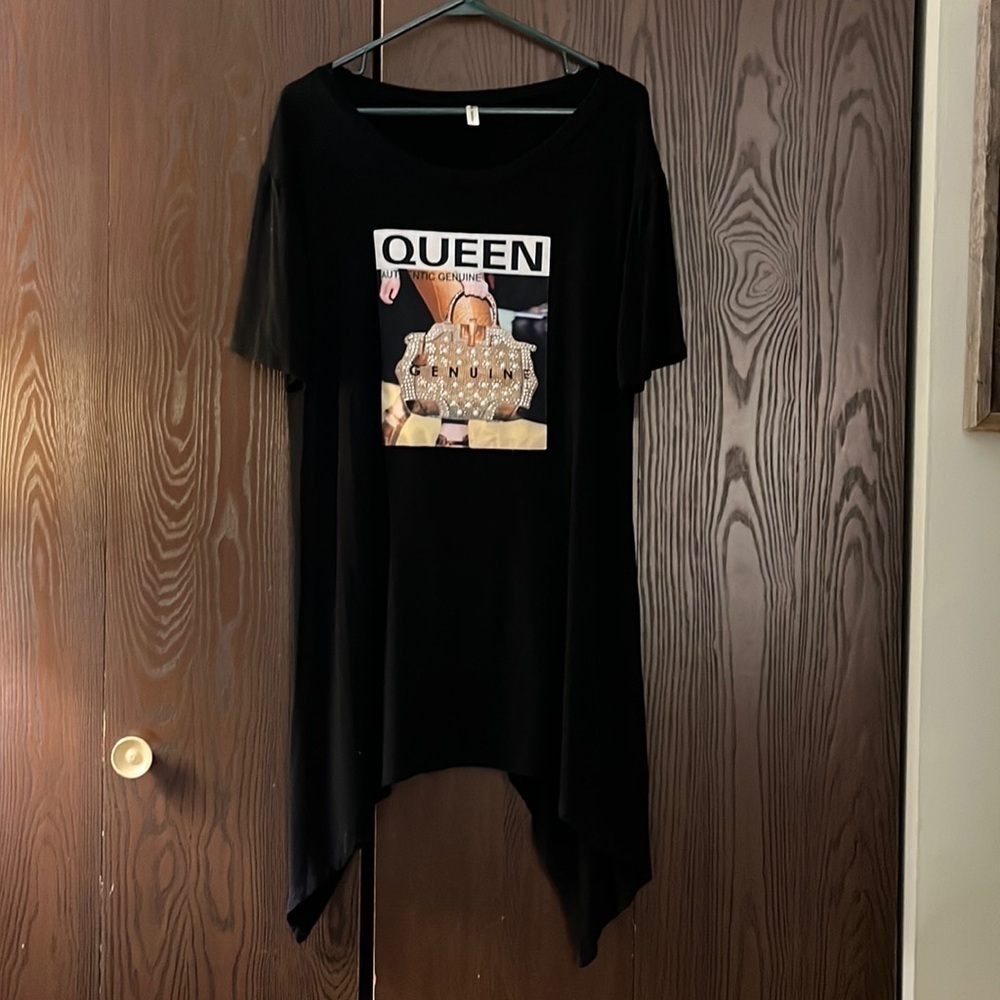 SJL Apparel black Queen short sleeved shirt. Purse with pearls. Size Medium